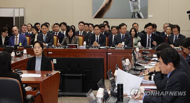 답변하는 김영훈 고용노동부 장관