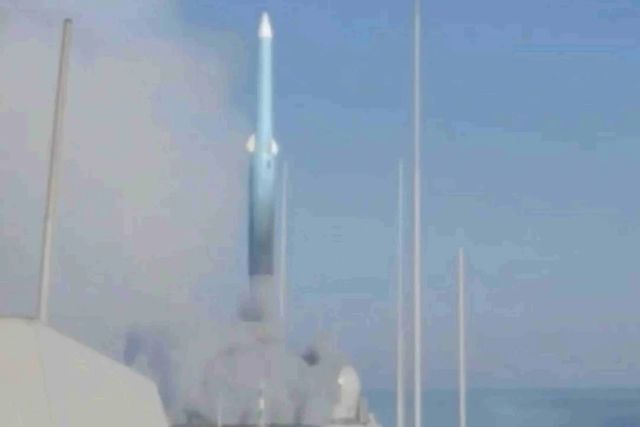 중국 055형 우시함서 발사되는 YJ-20 미사일