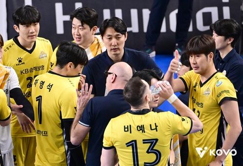 작전 지시하는 하현용 KB손해보험 감독대행(중앙)