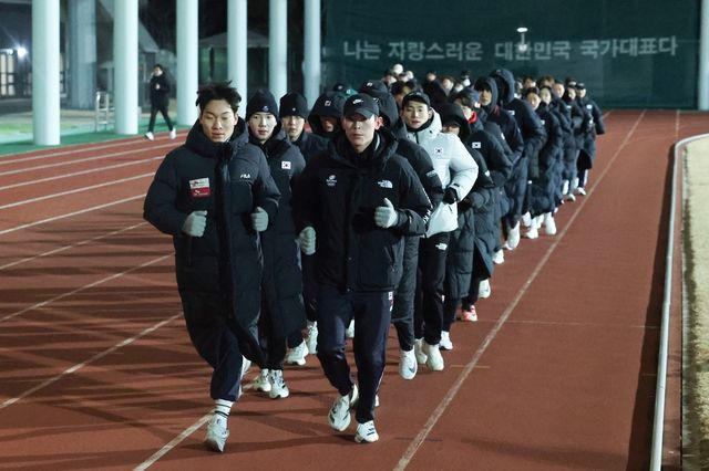 트랙 달리는 국가대표 선수들