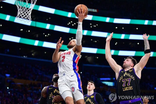 케이드 커닝햄(2번)의 슛