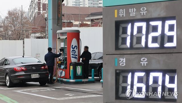 주유소에서 주유하는 시민들