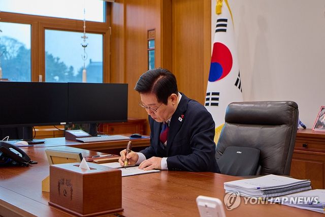 이재명 대통령, 청와대 복귀 후 대통령 첫 재가