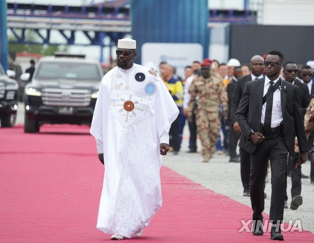 마마디 둠부야 기니 임시 대통령이 지난달 11일 시만두 철광석 인프라 프로젝트 출범식에 참석하고 있다.[신화=연합뉴스]