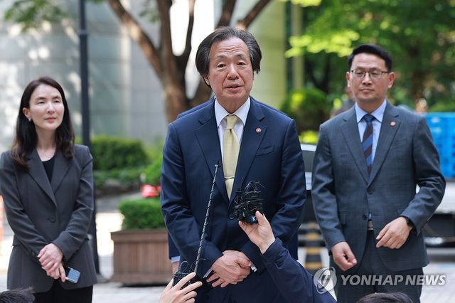 '담배소송' 항소심 최종변론 앞두고 질문에 답하는 정기석 이사장