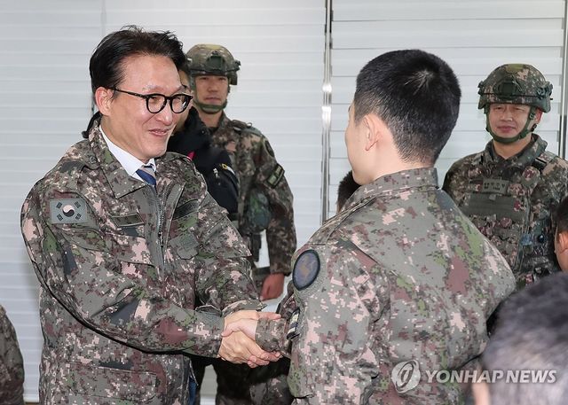 군 장병 격려하는 김민석 총리