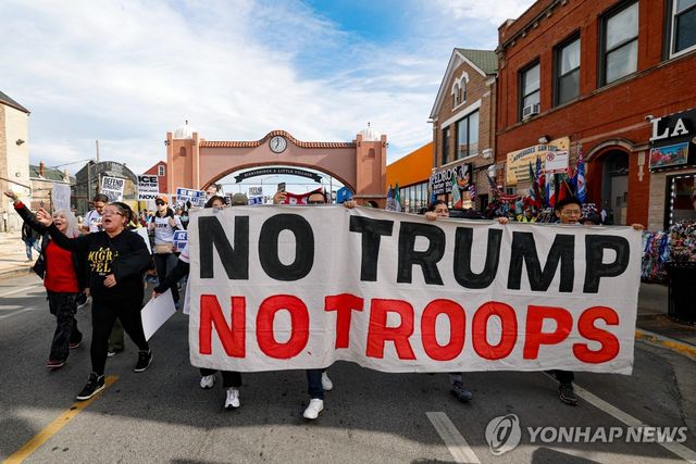 트럼프의 주방위군 투입에 항의하는 시위대