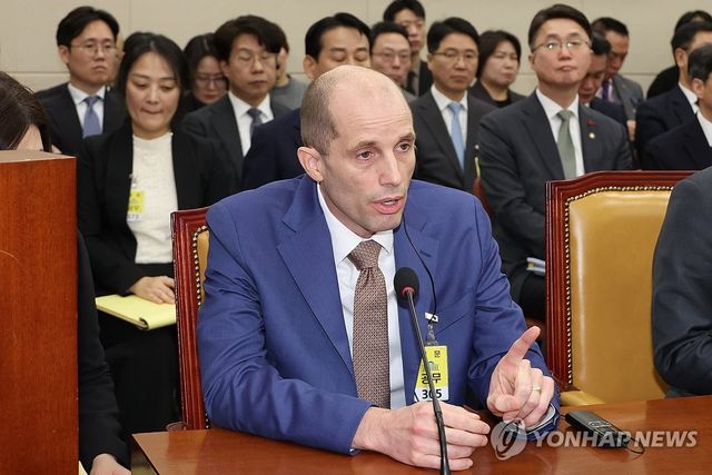 답변 태도 지적에 항변하는 로저스 쿠팡 대표