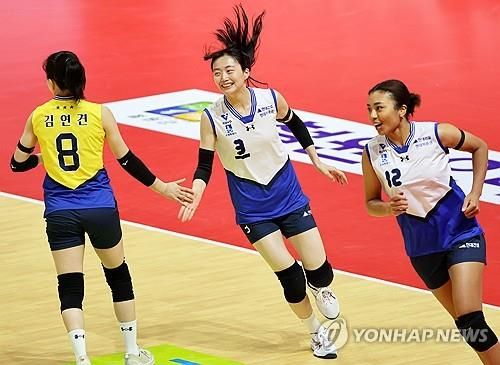 현대건설의 세터 김다인(중앙)