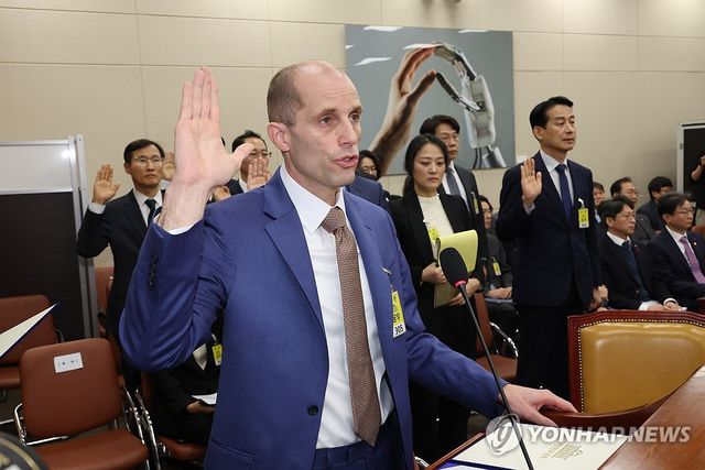 증인 선서하는 로저스 쿠팡 임시대표