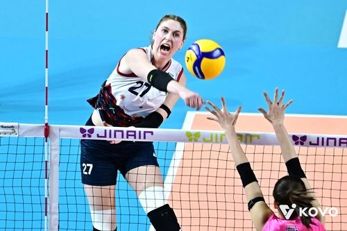 공격하는 현대건설의 카리(왼쪽)