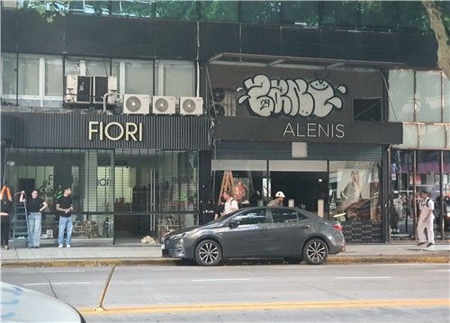 정전으로 상점 철문을 수동으로 내리는 부에노스아이레스 상인