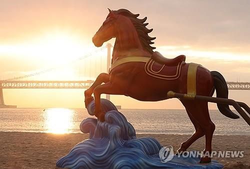 말 모양의 새해 조형물