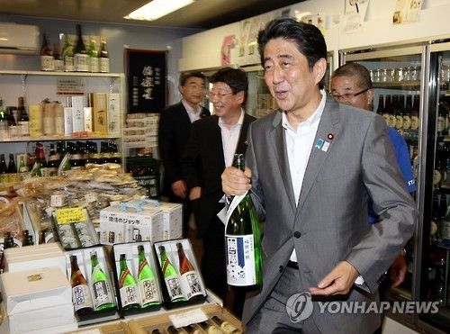 전통주 구입하는 아베 전 일본 총리