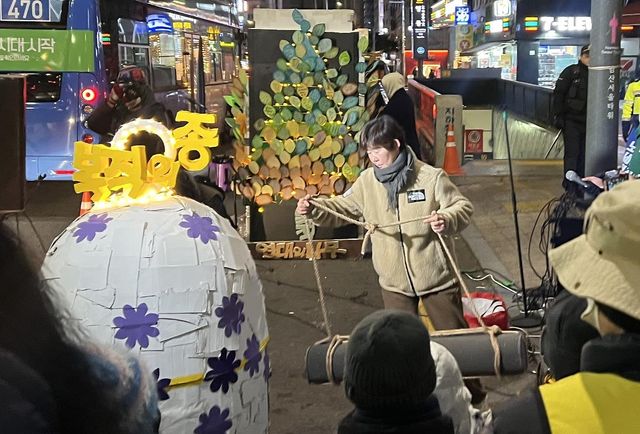 세종호텔 앞 '복직의 종' 타종에 나선 박미숙씨