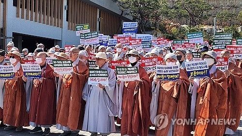 재작년 3월 21일 오후 울산시 울주군청 앞에서 통도사 승려와 신도 등 약 300명이 영남알프스 케이블카 설치를 반대하며 집회를 하고 있다. 2024.3.21 [영남알프스 케이블카 반대 범시민대책위원회 제공. 재판매 및 DB 금지]