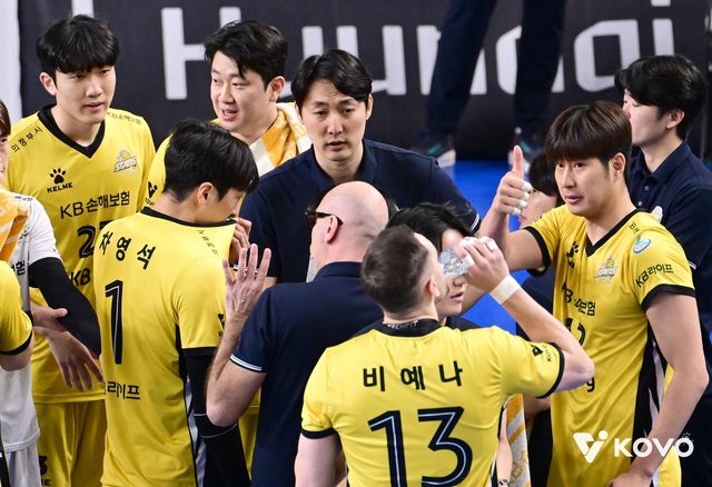 작전 지시하는 하현용 KB손해보험 감독대행(중앙)