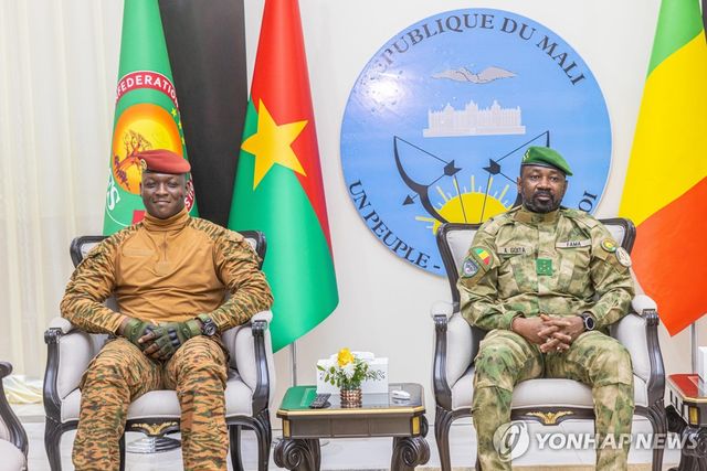 지난 23일 말리 바마코에서 열린 사헬 정상회담에서 이브라힘 토라오레 부르키나파소 군정 수반(왼쪽)과 아시미 고이타 말리 군정수반이 나란히 앉아 있다.[AP=연합뉴스]
