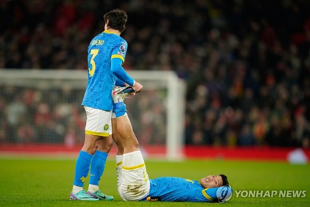 다리 근육 통증으로 그라운드에서 동료의 치료를 받는 황희찬