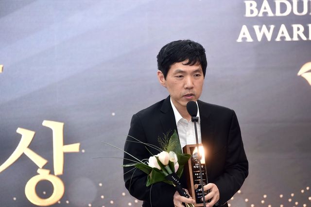 통산 최다승 기록을 경신해 특별 기록상을 받은 이창호 9단