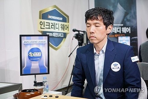 통산 최다승 기록을 수립한 이창호 9단이 특별 기록상을 받았다.
