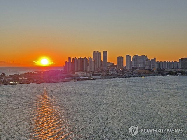 속초 청초호에 떠오르는 올해 마지막 해