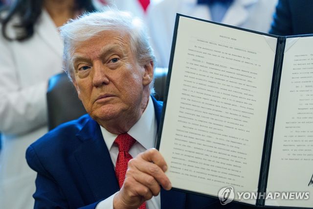 행정명령 서명하는 트럼프 대통령