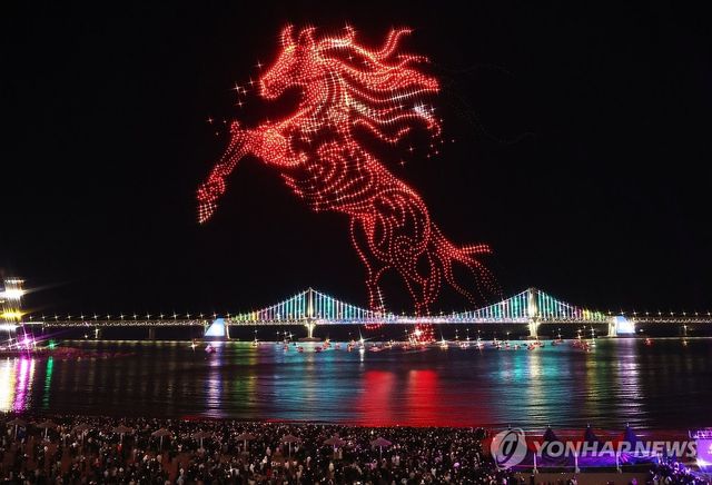 '붉은 말의 해' 서막 장식한 광안리 드론쇼