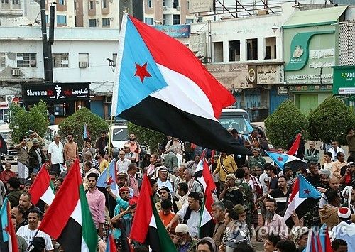 예멘 하덴항에서 남예멘 깃발과 UAE 국기 흔드는 주민들