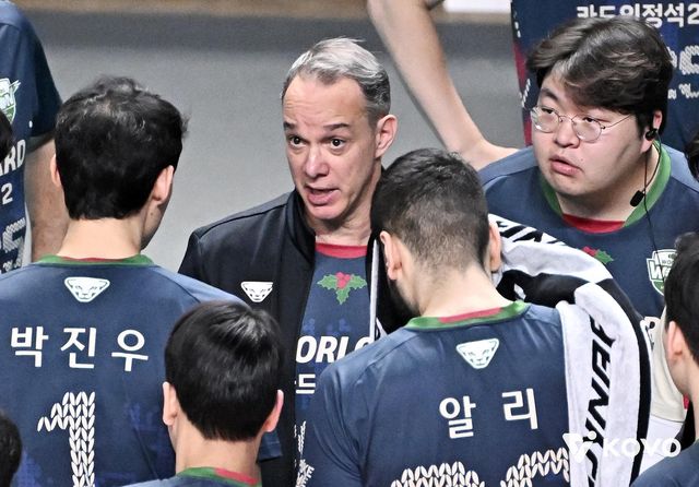 작전 지시하는 파에스 우리카드 감독(중앙)