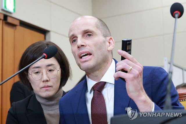 동시통역기 착용 요구에 답변하는 로저스 대표