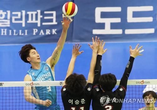 삼성화재 선수 시절의 박철우 우리카드 감독대행(왼쪽)