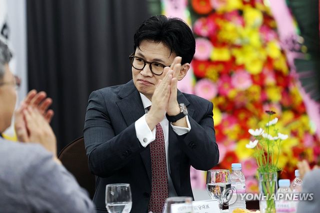 당원들에게 인사하는 한동훈 전 대표