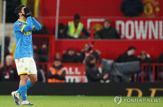 얼굴을 감싸며 교체되는 황희찬