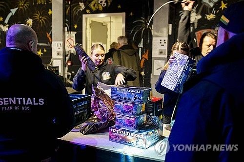 새해 폭죽놀이를 위해 폭죽을 구입하는 네덜란드인들