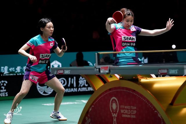 혼성단체 월드컵에서 이은혜와 호흡을 맞춘 최효주(왼쪽)