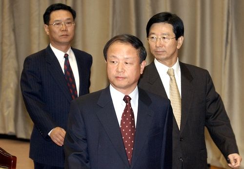 2003년 전국강력부장회의에 입장하는 고인과 송광수 검찰총장, 김종빈 대검 차장