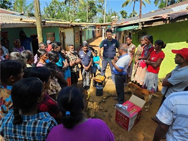 기아대책이 스리랑카를 방문해 발전기 사용법을 알려주고 있다 