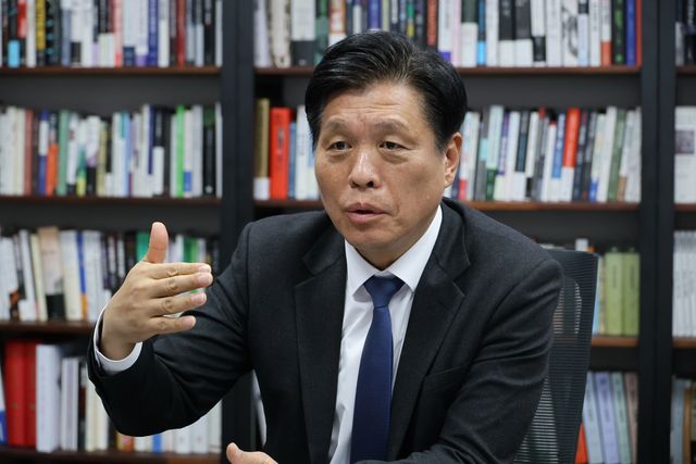 인터뷰 하는 민주당 조승래 지방선거기획단장