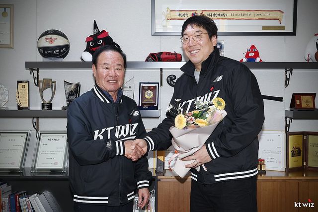 kt, '타격기계' 김현수 영입