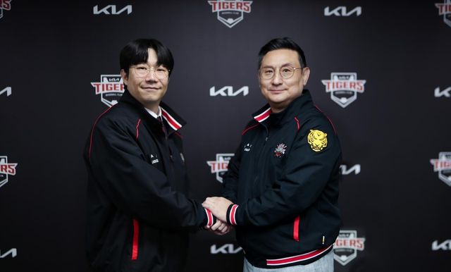 FA 계약한 양현종과 KIA 심재학 단장(오른쪽)