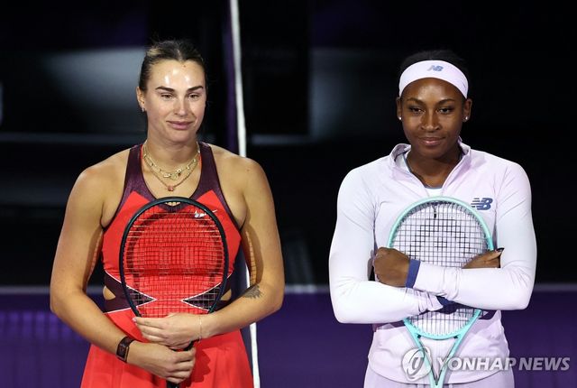 수입 1위 고프(오른쪽)와 2위 사발렌카