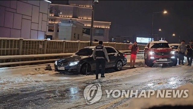 대설로 동호대교 고가도로 교통 정체