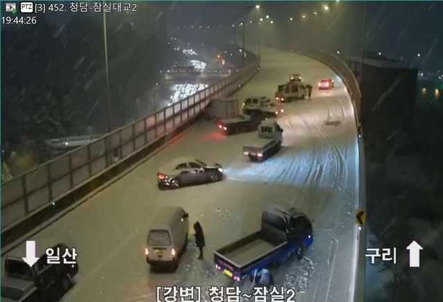 강변북로 청담대교 북단에서 잠실대교 북단 구간이 강설로 인한 도로 결빙으로 전면 통제된 모습 [TOPIS]