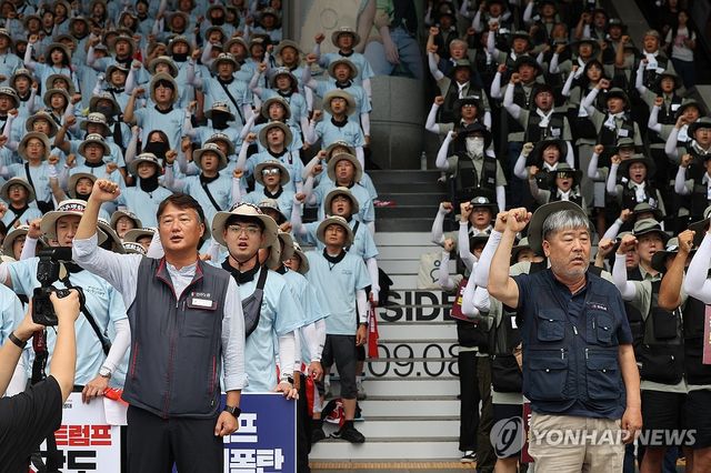 광복 80주년 기념 결의대회 나선 양대노총