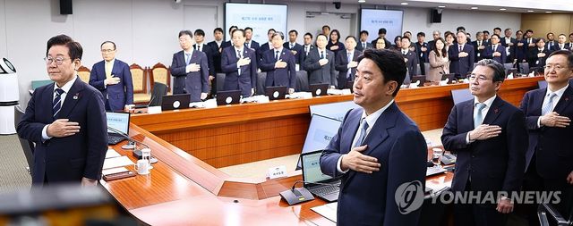 국기에 경례하는 이재명 대통령