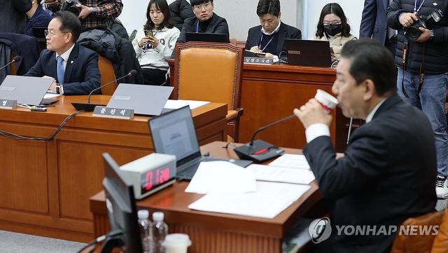 '인사청탁 문자 논란' 문진석 수석부대표 운영위 빈자리