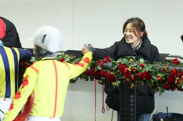 조교사로 변신한 김혜선 전 기수(오른쪽)