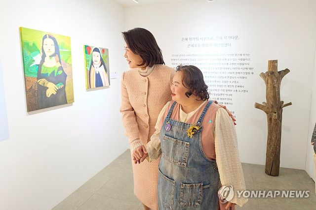 김혜경 여사, 정은혜 작가 전시 관람