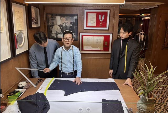 제자들과 포즈 취한 백운현 명장